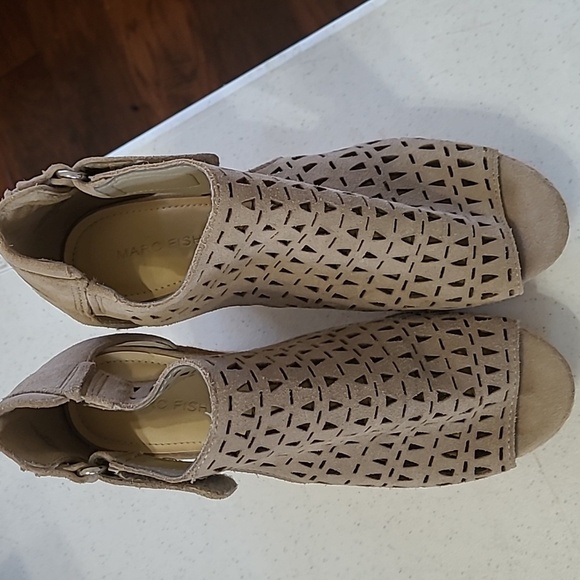 Marc Fisher Peep-Toe Wedge Sandals with cutout detail size 6.5 - Picture 2 of 13